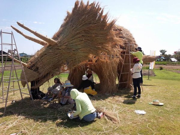 Giant Straw Animals Invade Japanese Fields After Rice Harvest And They Are  Absolutely Badass