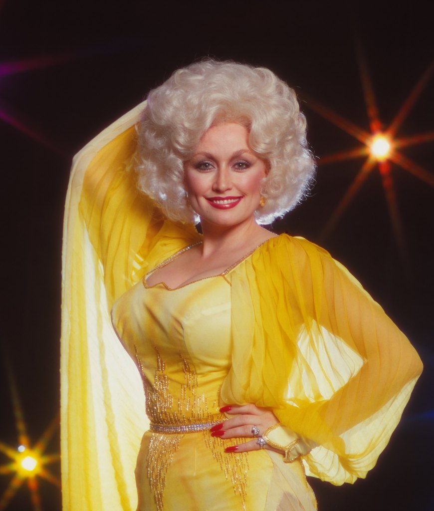 LOS ANGELES - 1978: Country singer Dolly Parton poses for a portrait session in 1978 in Los Angeles, California. 