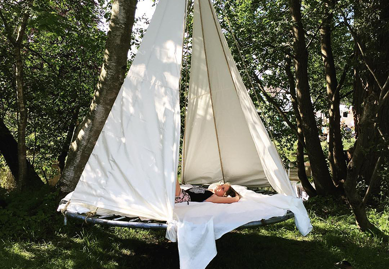 data Derfor skøn This Cozy Trampoline Day Bed is the Perfect Fall DIY