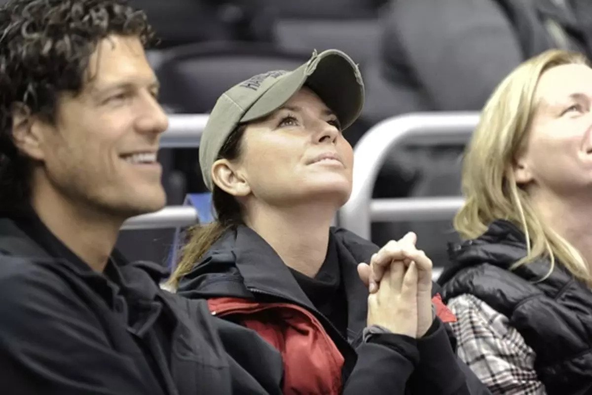 In this Nov. 6, 2010 photo, singer Shania Twain sits with Frederic Thiebaud, left, during the third period of an NHL hockey game between the Nashville Predators and the Los Angeles Kings in Los Angeles.