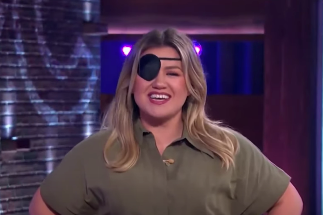 Kelly Clarkson eye patch