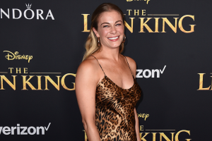 LeAnn Rimes Poses Nude to Embrace Her Psoriasis: 'I'm Tired of Hiding'