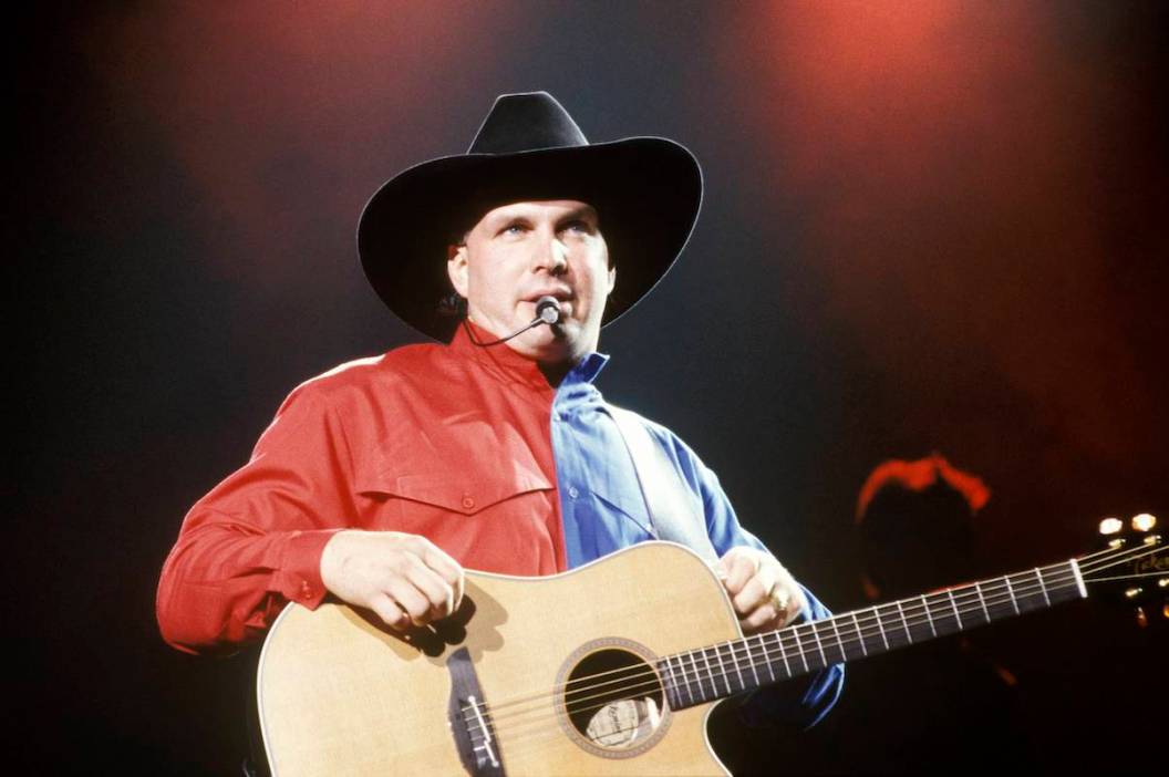 Photo of Garth Brooks from the 1990s