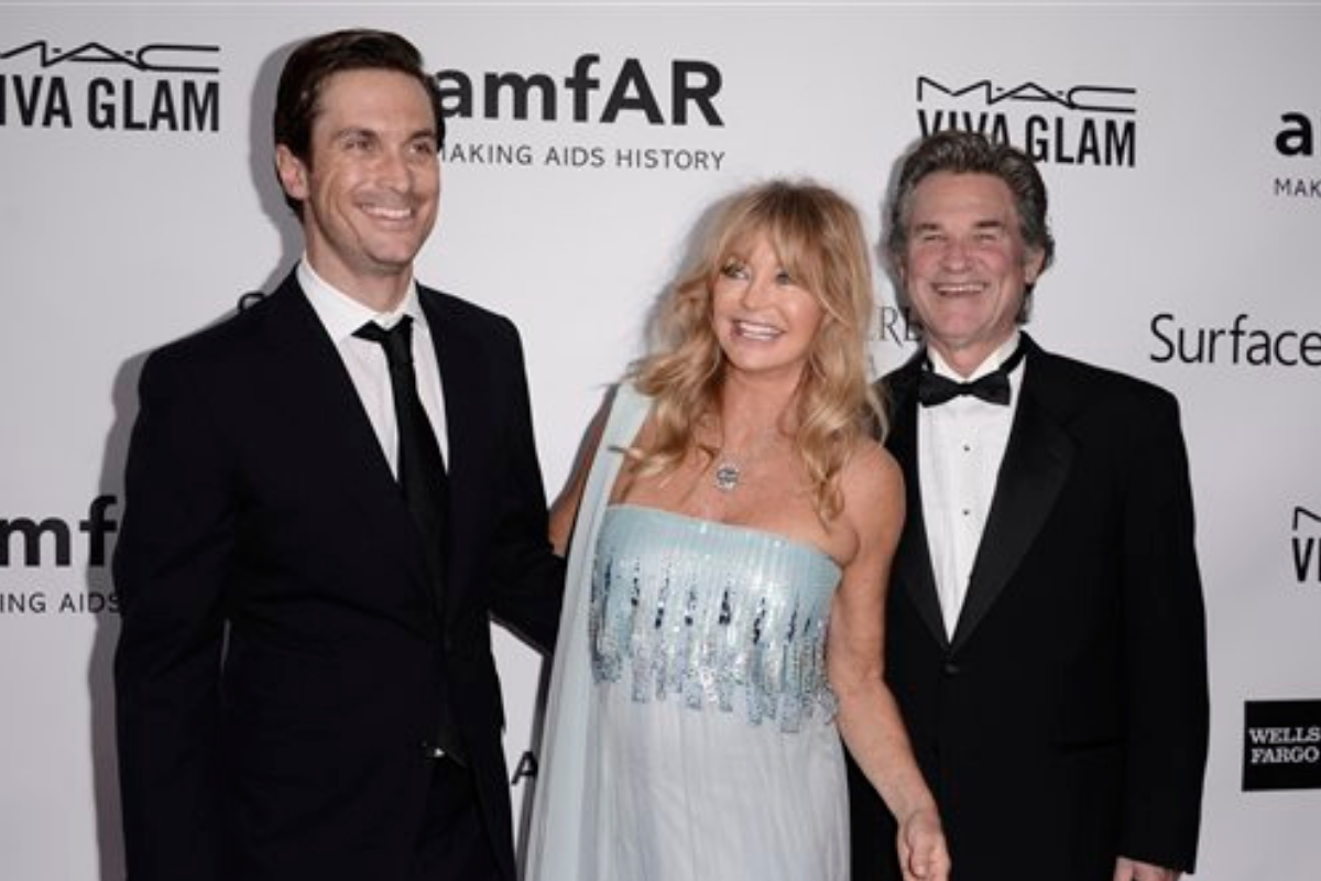 Oliver Hudson, Kurt Russell, and Goldie Hawn pose on the red carpet