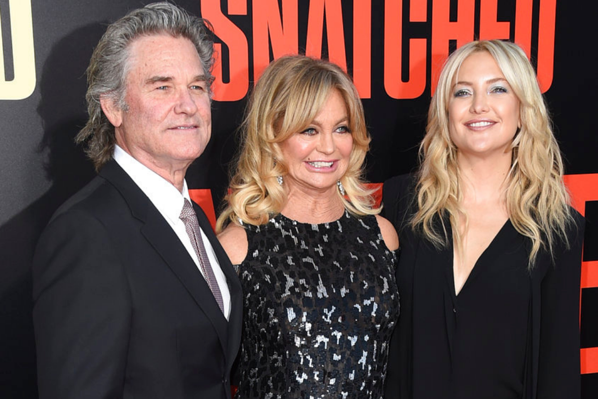 Kurt Russell, Goldie Hawn, and Kate Hudson pose on the red carpet