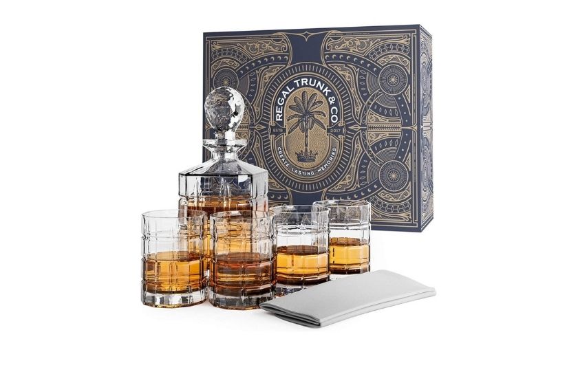 decanter whiskey set (simple, classic) and comes with 4 glasses.