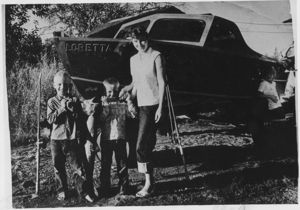 BUTCHER HOLLER, KY - CIRCA 1950: Country singer Loretta Lynn poses for a portrait with 3 little boys in circa 1950 in Butcher Holler, Kentucky. 