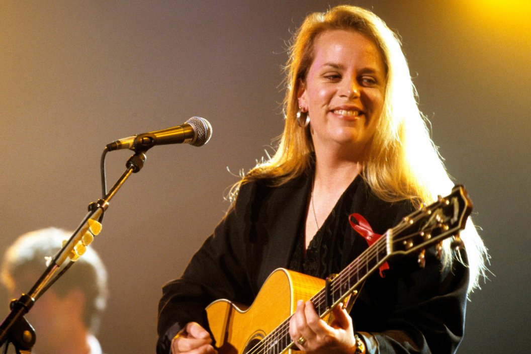 Photo of Mary Chapin Carpenter performing on stage (Photo by Mick Hutson/Redferns)
