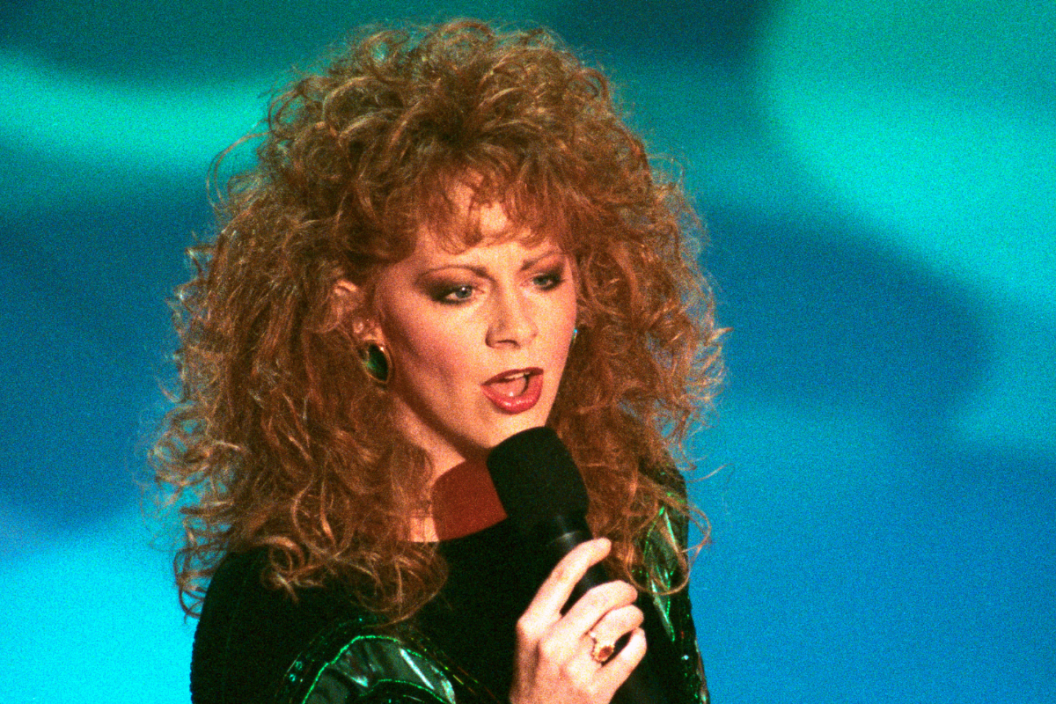 Country singer Reba McEntire, who lost most of her band in a tragic plane accident last week, sings her Oscar-nominated song, "I'm Checkin' Out" from Postcards from the Edge at the 63rd Academy Awards.