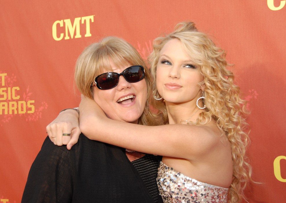 Taylor Swift (right) and mother Andrea Swift