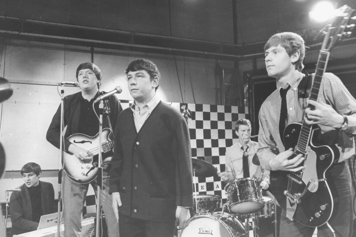 August 1964, The Animals' singing 'The House of the Rising Sun' during a performance on ITV's 'Ready Steady Go' programme. L to r, Alan Price (keyboard and vocalist) Chas Chandler (bass guitar), vocalist Eric Burdon, John Steele (drums) and Hilton Valentine (lead guit)