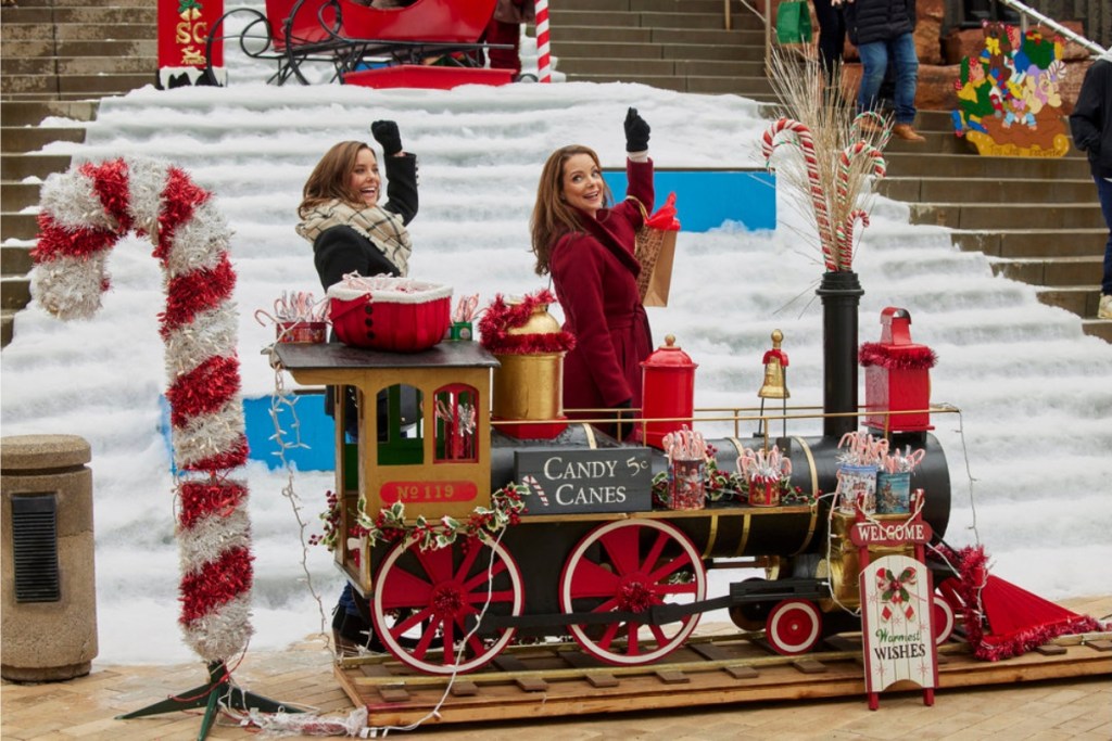 Ashley Williams and Kimberly Williams-Paisley in "Sister Swap: A Hometown Holiday" (2021). (Fred Hayes/Crown Media)