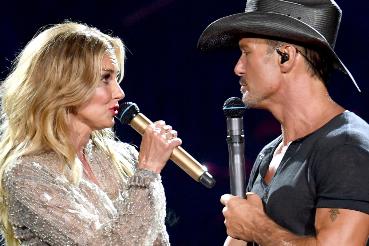 Faith Hill (L) and Tim McGraw perform onstage during the "Soul2Soul" World Tour at Staples Center on July 14, 2017 in Los Angeles, California. (Photo by Kevin Winter/Getty Images)
