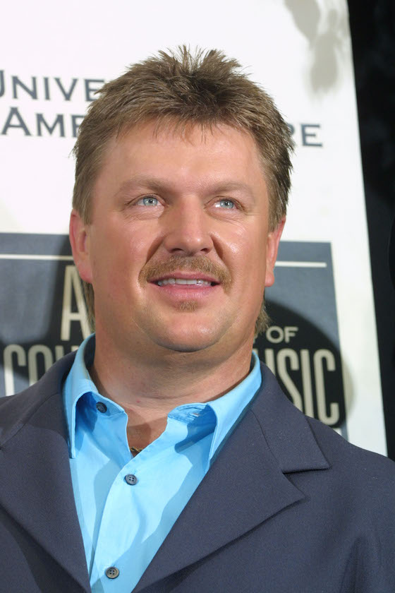 Joe Diffie poses backstage after the 37th Annual Academy of Country Music Awards May 22, 2002 at the Universal Amphitheatre in Los Angeles, CA. 