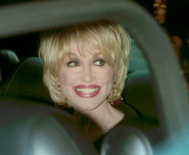 Dolly Parton smiles in her limousine after checksing out of a midtown hotel December 7, 2000 in New York City.