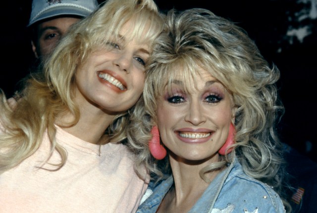 American singer and songwriter Dolly Parton poses for a portrait with American film actress Daryl Hannah during the "Steel Magnolia's" New York premiere on November 10, 1989 in New York, New York. 