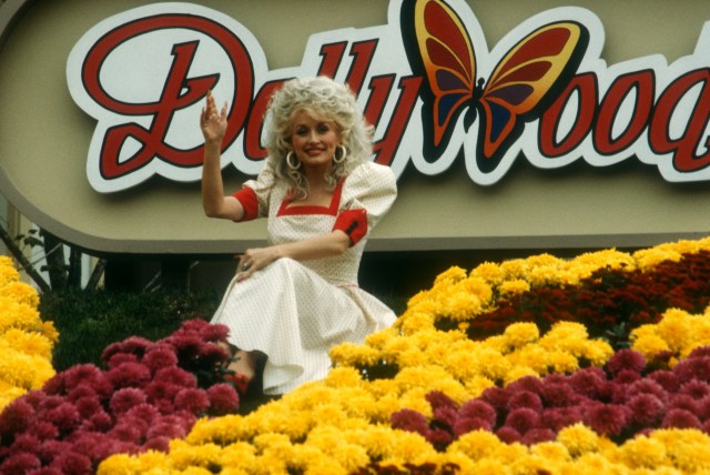 American singer and songwriter Dolly Parton poses for a portrait at Dollywood on October 24, 1988 in Pigeon Forge, Tennessee.