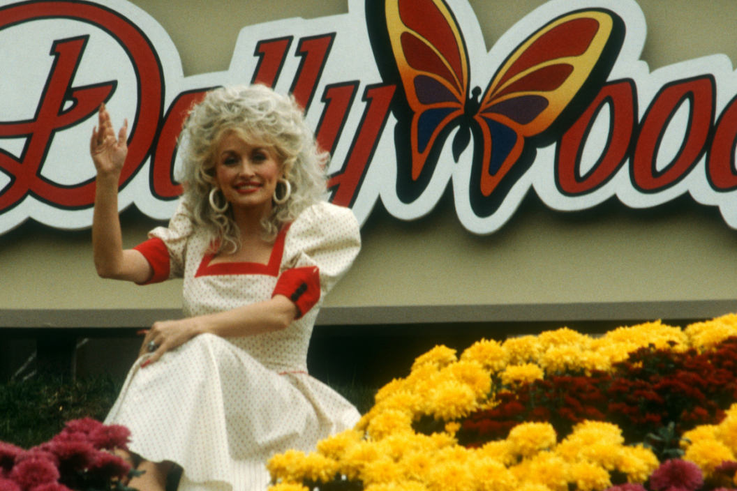 American singer and songwriter Dolly Parton poses for a portrait at Dollywood on October 24, 1988 in Pigeon Forge, Tennessee. (Photo by Ron Davis/Getty Images)
