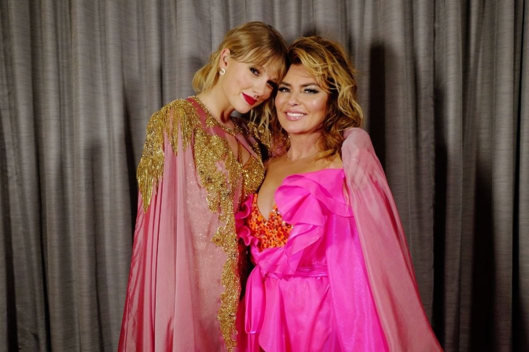 Taylor Swift and Shania Twain pose during the 2019 American Music Awards at Microsoft Theater on November 24, 2019 in Los Angeles, California.