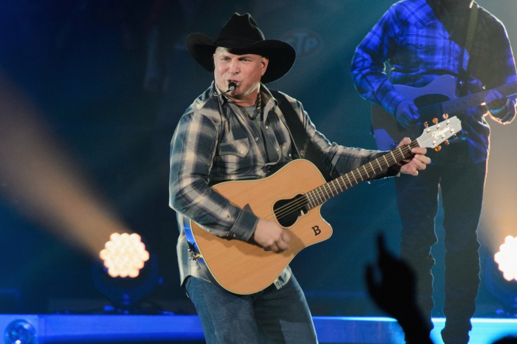 ROSEMONT, IL - SEPTEMBER 05: Garth Brooks performs on stage at Allstate Arena on September 5, 2014 in Rosemont, United States. (Photo by Daniel Boczarski/Redferns via Getty Images)