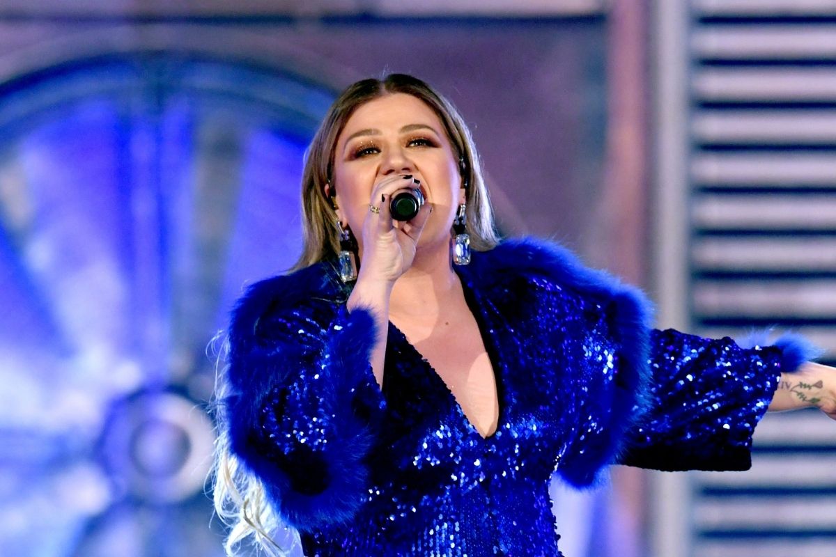 Kelly Clarkson Covers Brooks & Dunn's ‘Boot Scootin’ Boogie'