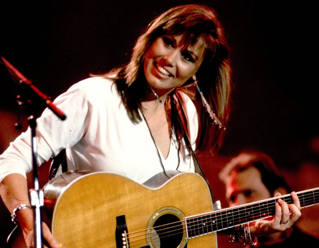American country singer Suzy Bogguss performs onstage during Farm Aid, Indianapolis, Indiana, April 7, 1990.