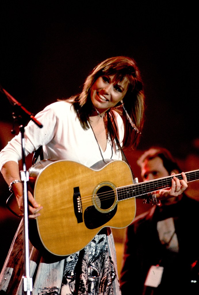 American country singer Suzy Bogguss performs onstage during Farm Aid, Indianapolis, Indiana, April 7, 1990.