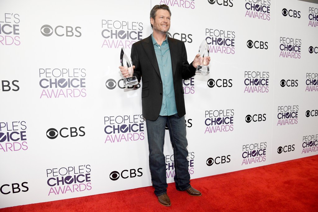 Singer/Songwriter Blake Shelton, winner of the Favorite Male Country Artist Award and Favorite Album "If I am Honest", poses with awards, backstage at the People's Choice Awards 2017 at Microsoft Theater on January 18, 2017 in Los Angeles, California.