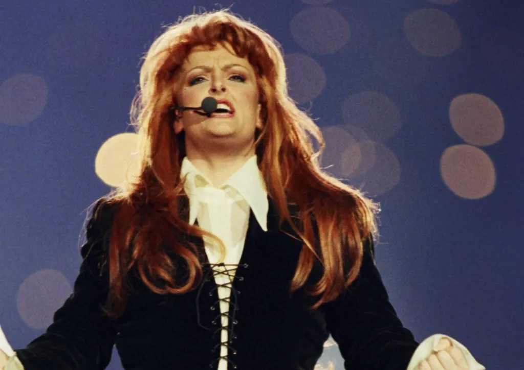 Country singer Wynonna Judd performs during the half-time show at the 1994 Atlanta, Georgia, Superbowl XXVII football game at the Georgia Dome. 
