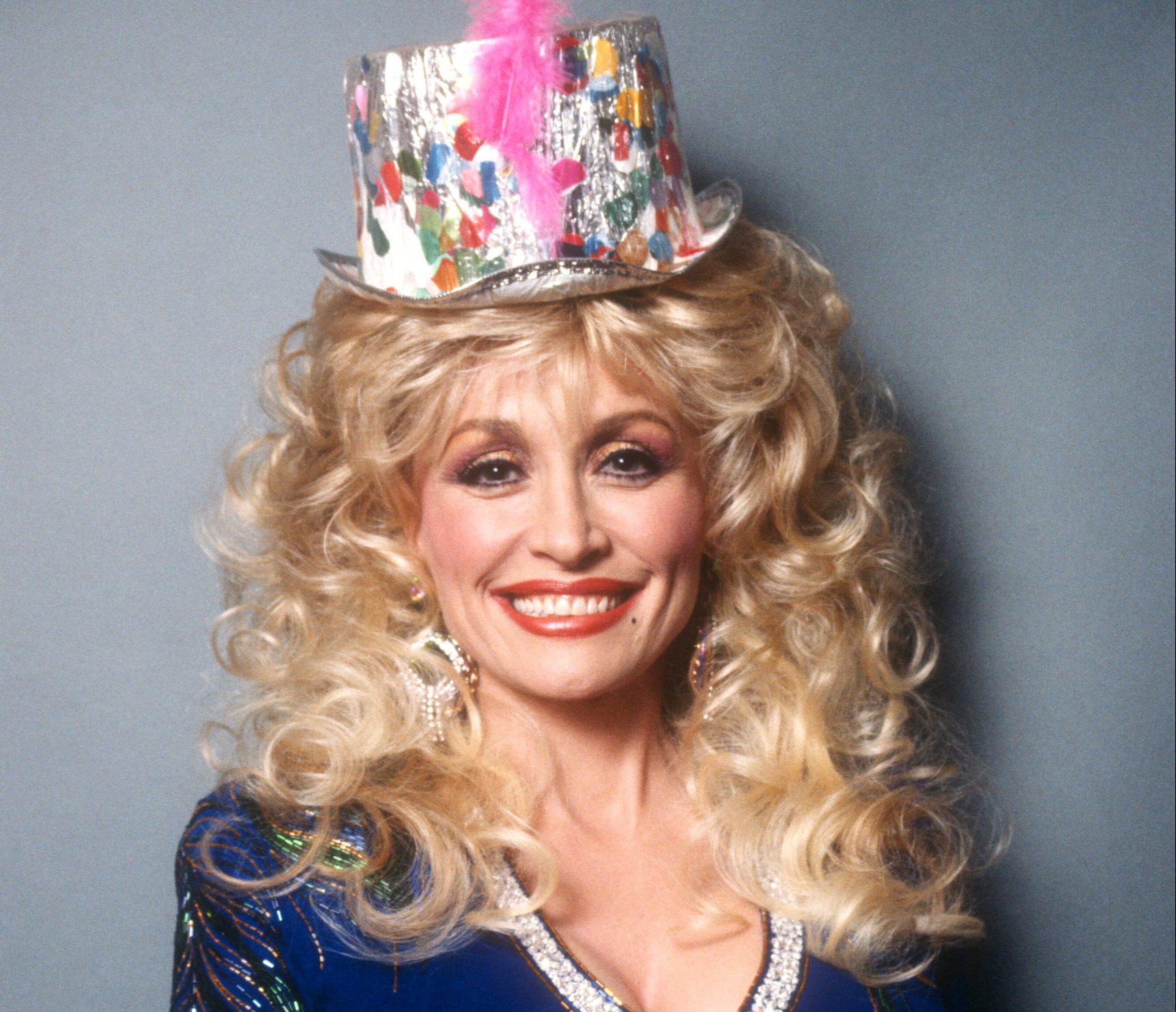  American singer and songwriter Dolly Parton poses for a portrait with her party hat for her birthday circa 1990's. 