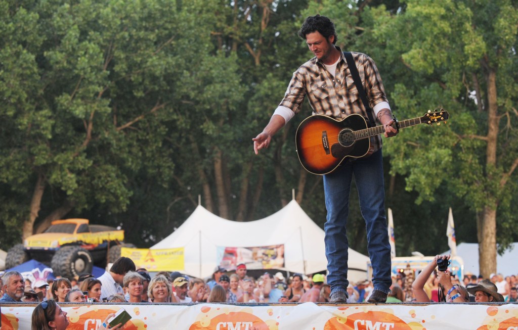  Blake Shelton performs during Country Stampede 2009 at Tuttle Creek State Park on June 27, 2009 in Manhattan, Kansas. 