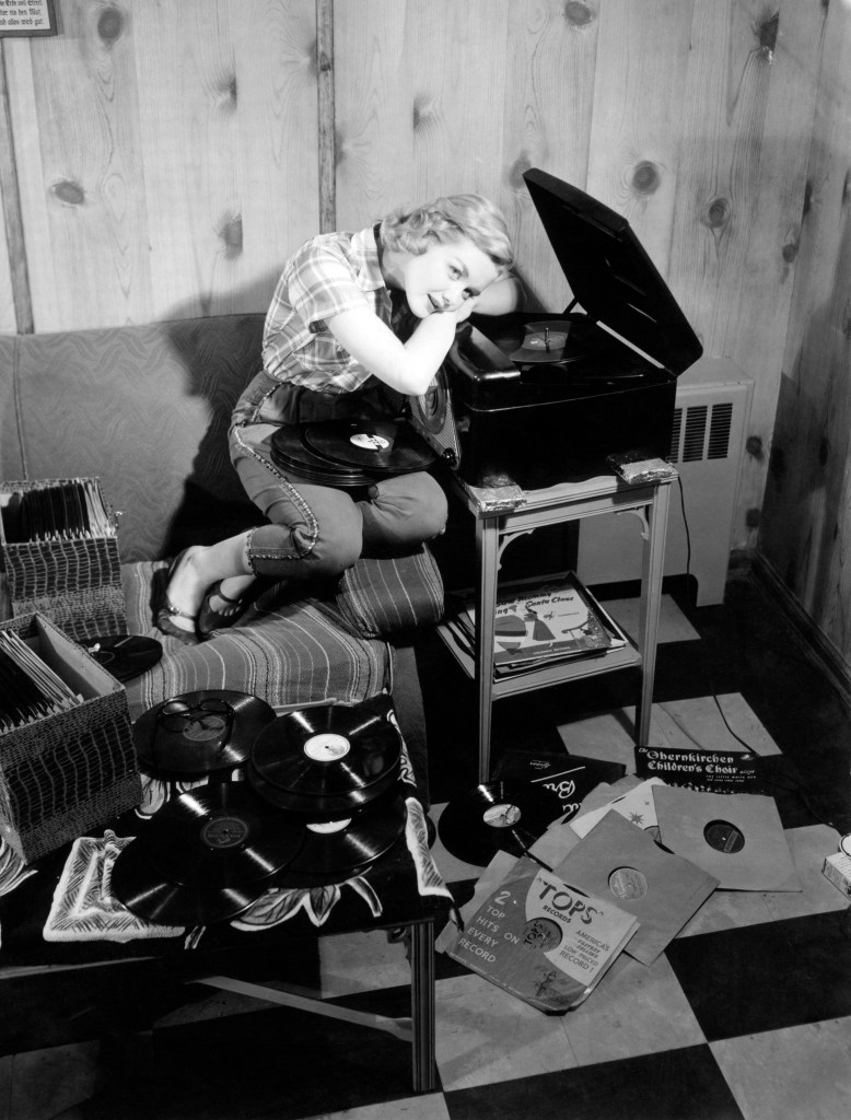 1950s TEEN GIRL LISTENING TO MUSIC ON PHONOGRAPH SIT ON COUCH LEAN ON RECORD PLAYER DREAMING RECORDS 78s