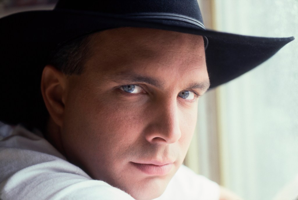NASHVILLE, TN - AUGUST 15: Country music star Garth Brooks poses for a portrait session on August 15, 1991 in Nashville, Tennessee. 