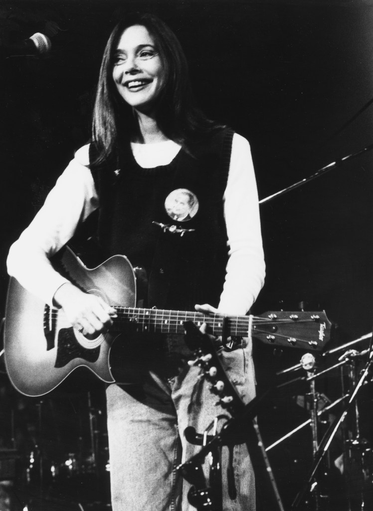 Singer and songwriter Nanci Griffith performs at The Gene Autry Western Heritage Museum on November 17, 1994 in Los Angeles, California.  