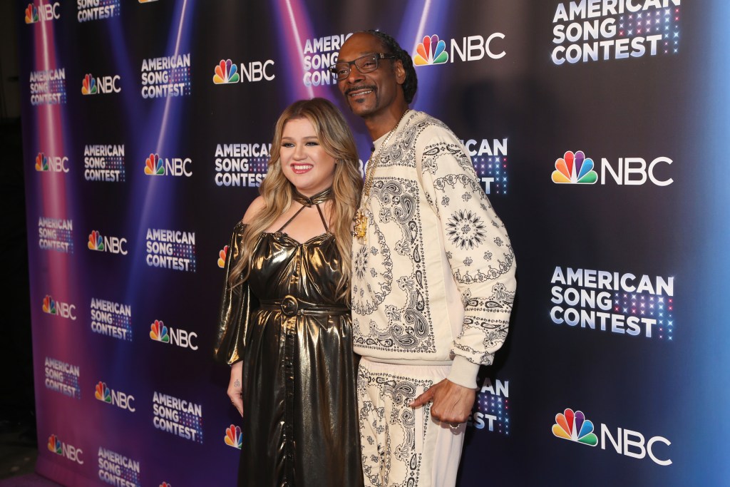 Kelly Clarkson and Snoop Dogg attend NBC's "American Song Contest" Week 4 Red Carpet at Universal Studios Hollywood on April 11, 2022 in Universal City, California.