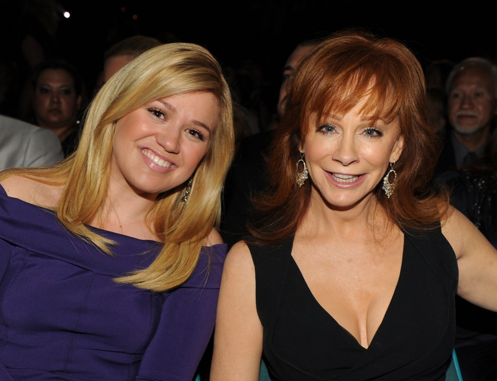  Singers Kelly Clarkson (L) and Reba McEntire pose in the audience during the 48th Annual Academy of Country Music Awards at the MGM Grand Garden Arena on April 7, 2013 in Las Vegas, Nevada. 