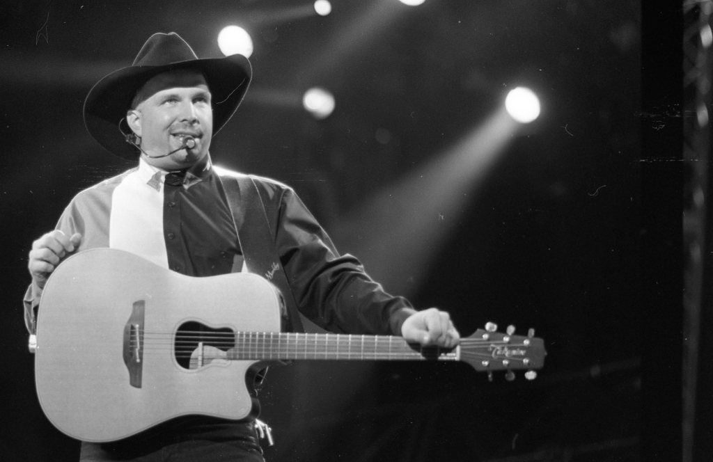 Garth Brooks in concert, Croke Park, 16/5/1997. (Part of the Independent Newspapers Ireland/NLI Collection).