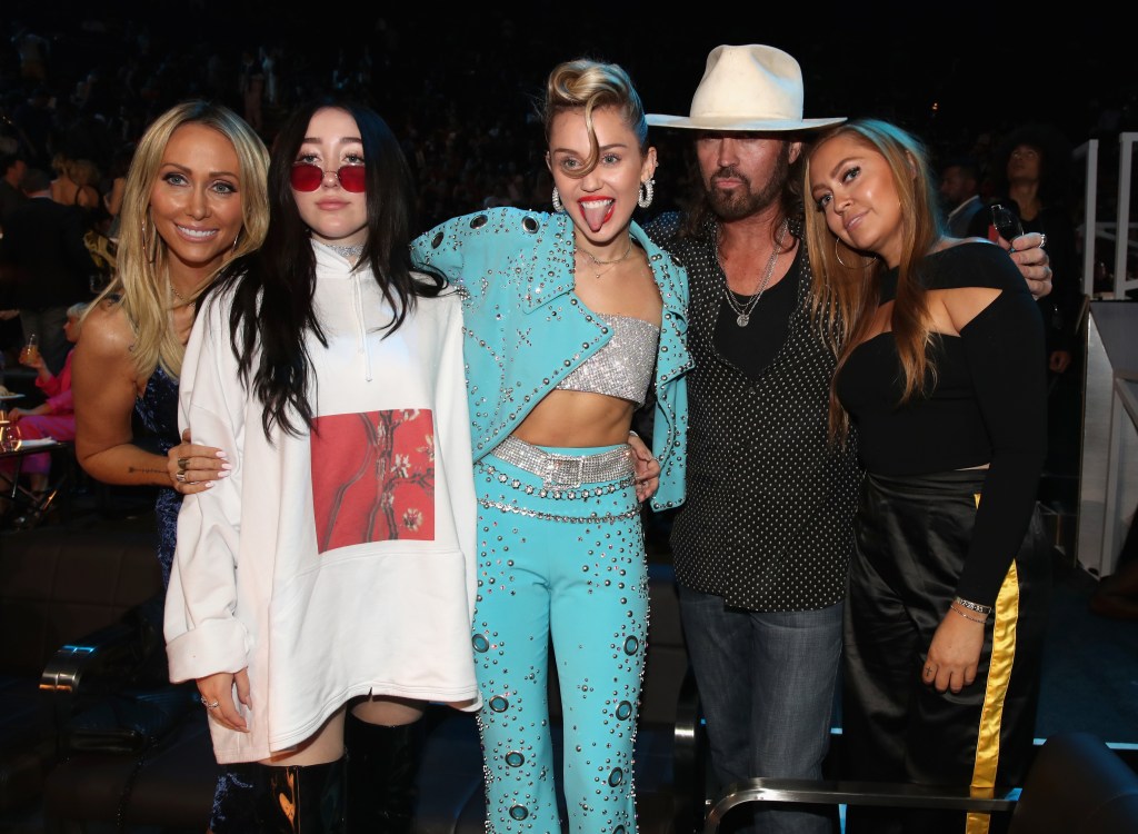 (L-R) Tish Cyrus, Noah Cyrus, Miley Cyrus, Billy Ray Cyrus and Brandi Cyrus attend the 2017 MTV Video Music Awards at The Forum on August 27, 2017 in Inglewood, California.