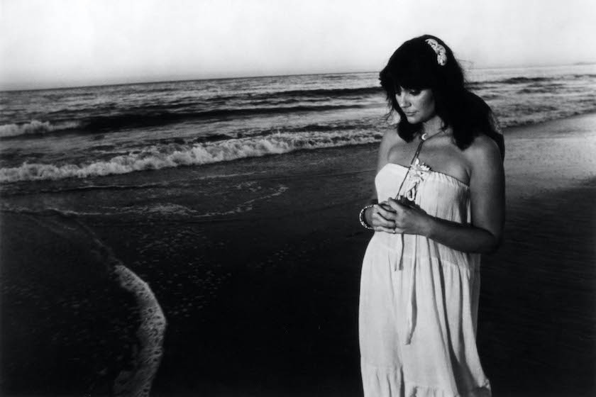 UNSPECIFIED - JANUARY 01: Photo of Linda RONSTADT; Posed portrait of Linda Ronstadt on a beach 