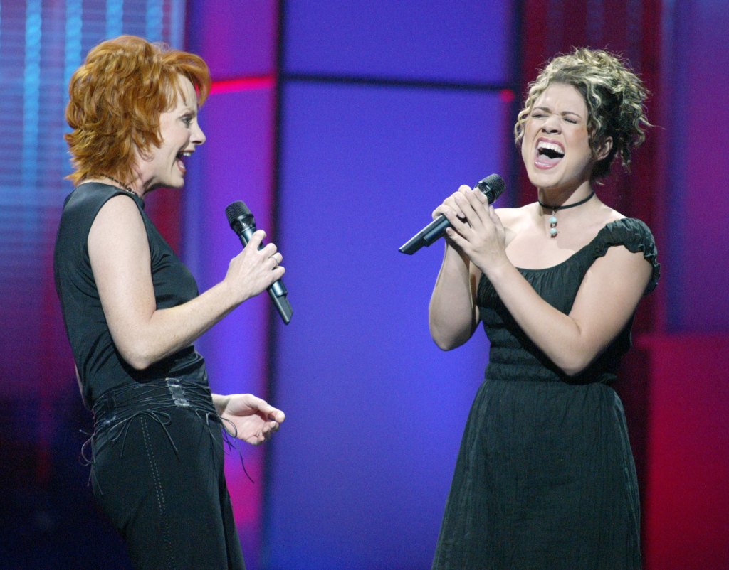 Singer Reba McEntire (L) and American Idol winner Kelly Clarkson perform during the "American Idol in Vegas" concert at the MGM Grand Garden Arena September 18, 2002 in Las Vegas, Nevada. 