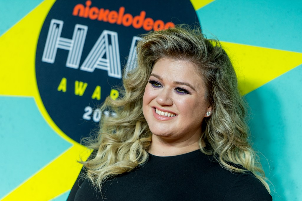  Kelly Clarkson attends the 2017 Nickelodeon Halo Awards at Pier 36 on November 4, 2017 in New York City.