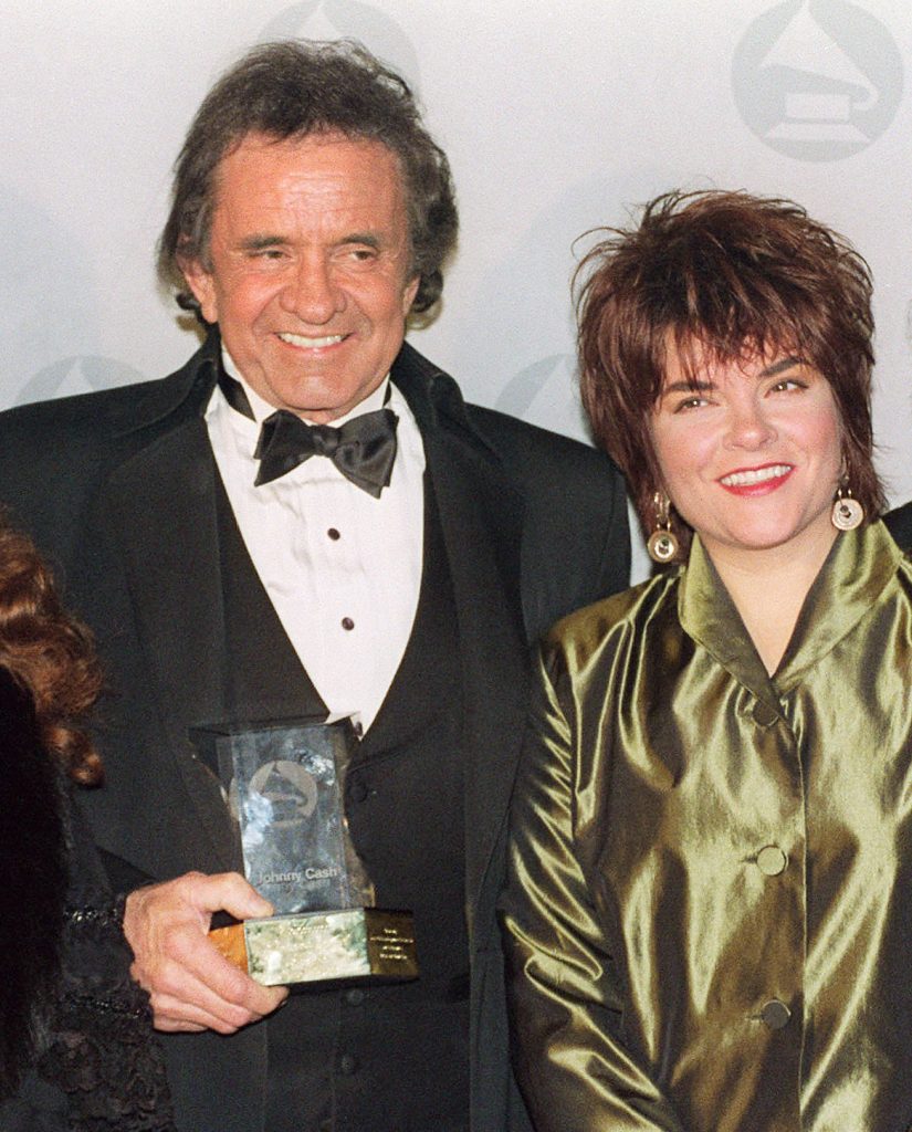 Photo taken 05 December 1990 of US country singer Johnny Cash (L) posing with his daughter Rosanne (R) after receiving the Grammy Legend Award.