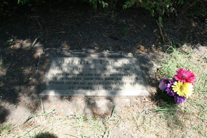  Bonnie Parker's grave, inscribed: "As the flowers are all made sweeter by the sunshine and the dew, so this old world is made brighter by the lives of folks like you."