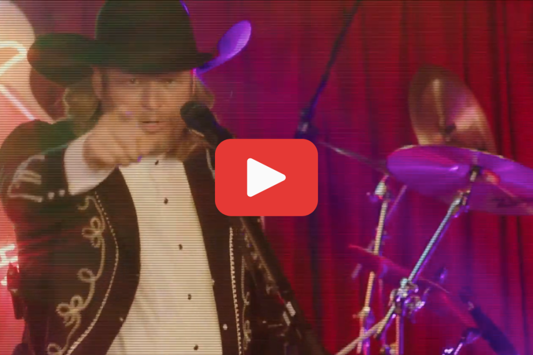 Blake Shelton re-rocks the mullet in his latest music video.