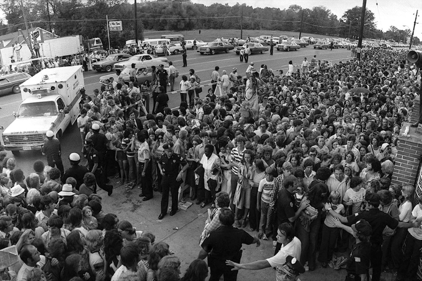 Thousands of fans gather at Graceland for the funeral of Elvis Presley