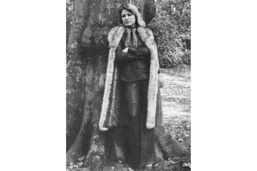 Portrait of singer Tanya Tucker leaning against a tree wearing a fur coat, outside the Churchill Hotel in Portman Square, London, October 15th 1975