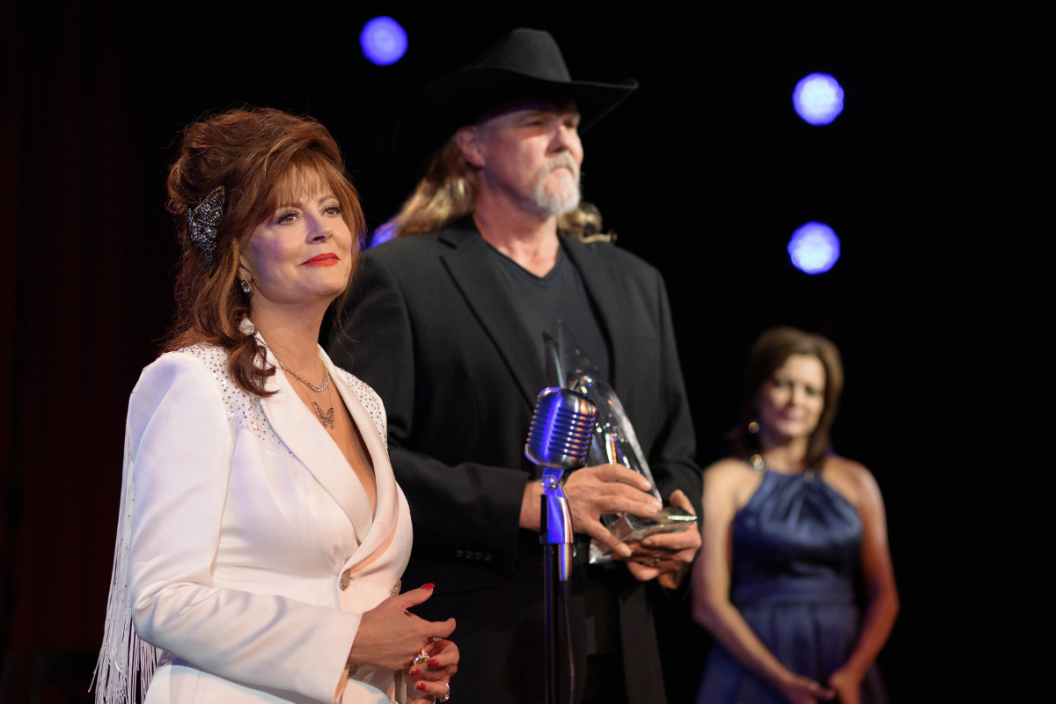 Susan Sarandon and Trace Adkins in the series premiere of Monarch
