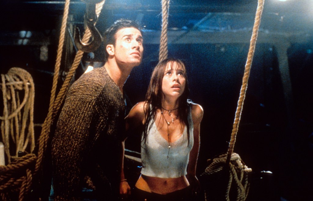 Freddie Prinze Jr and Jennifer Love Hewitt looking up in fear in a scene from the film 'I Still Know What You Did Last Summer', 1998. 