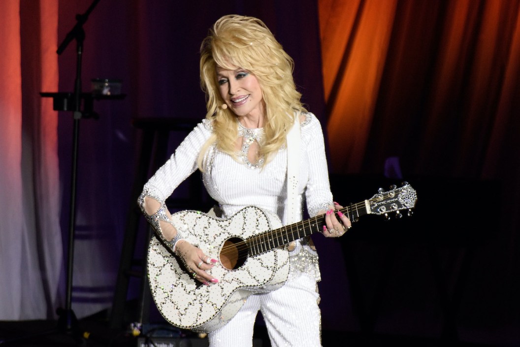 HIGHLAND PARK, IL - AUGUST 07: Dolly Parton performs during the Pure & Simple tour on August 7, 2016 in Chicago, Illinois.