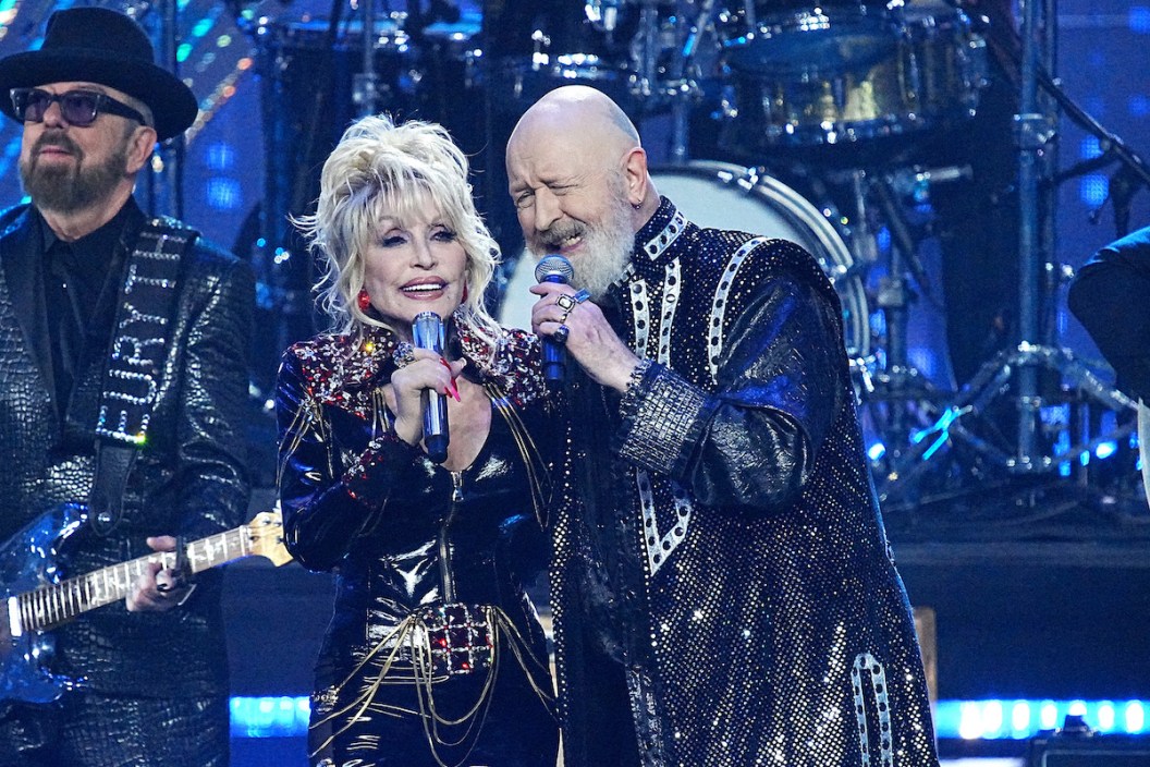LOS ANGELES, CALIFORNIA - NOVEMBER 05: (L-R) Inductees Dolly Parton, and Rob Halford of Judas Priest perform on stage during the 37th Annual Rock & Roll Hall Of Fame Induction Ceremony at Microsoft Theater on November 05, 2022 in Los Angeles, California.